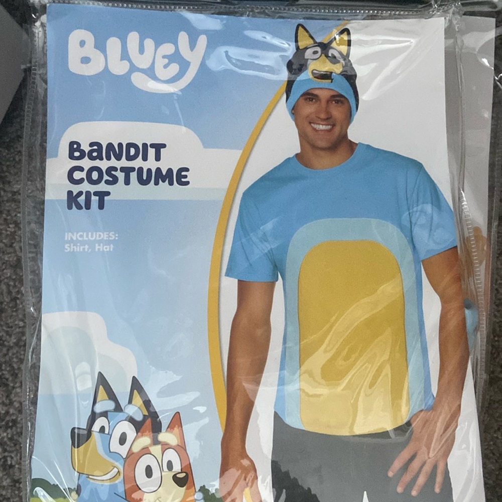 Bluey Bandit costume. Includes tshirt and hat. Size Adult Large